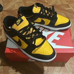 Sellin Nike dunk low university gold 127$